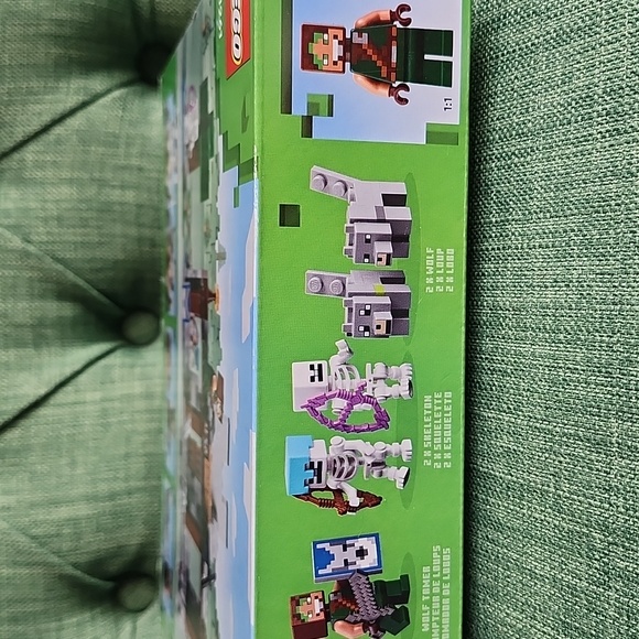 LEGO Minecraft The Wolf Stronghold Building Kit #21261 - Picture 3 of 6